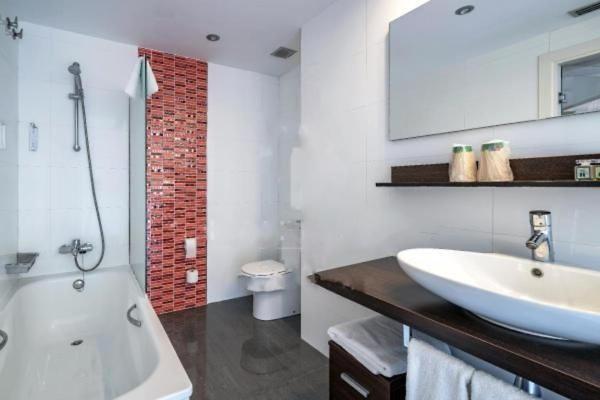 Hotel Spa La Central - Adults Only Maçanet de Cabrenys Eksteriør billede